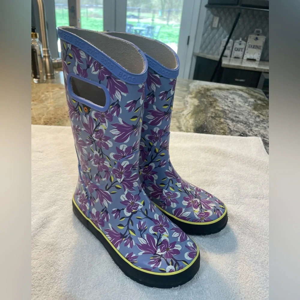 BOGS rain boots in Periwinkle Magnolia Print - girls size 3